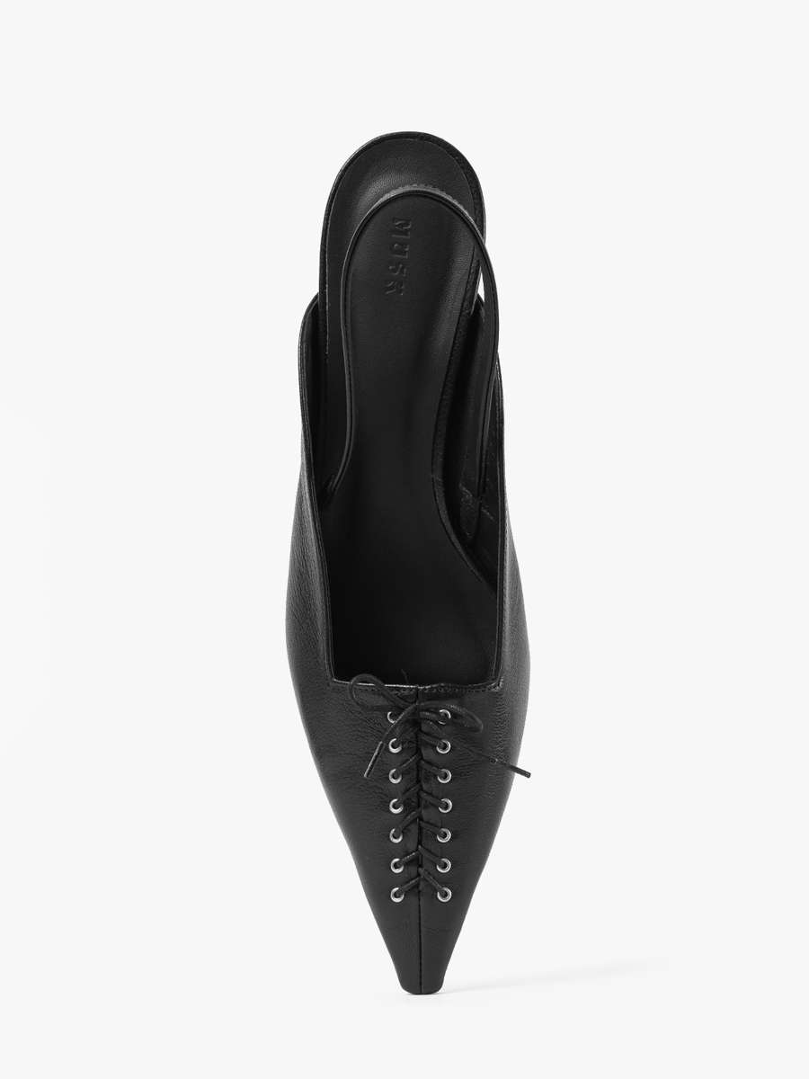 Ekskluzywne studio fotograficzne w Warszawie oferuje packshot premium – najwyższy standard fotografii produktowej dla wymagających marek modowych. Tworzymy luksusowe packshoty odzieży oraz packshoty ubrań, które budują prestiż marki w kanale e-commerce, lookbookach i kampaniach reklamowych. Specjalizujemy się w zaawansowanych technikach prezentacji ubrań z segmentu high-end: • Premium Packshot Ghost (zdjęcia na duchu): Perfekcyjnie symetryczne zdjęcia na niewidocznym manekinie 3D. Idealnie eksponują luksusowy krój, fason oraz strukturę szlachetnych tkanin. • Premium Flat Lay (zdjęcia na płasko): Artystyczna i precyzyjna fotografia odzieży układanej na płasko, dedykowana dla unikalnych kolekcji streetwear i premium casual. Nasze usługi packshot premium w Warszawie to gwarancja bezkompromisowej jakości: idealne odwzorowanie kolorów (Color Management), zaawansowany retusz high-end (prasowanie cyfrowe, usuwanie mikro-niedoskonałości), perfekcyjnie czyste tło oraz pełna powtarzalność ujęć. Dostarczamy zdjęcia ubrań, które natychmiast pozycjonują Twój produkt w segmencie premium.