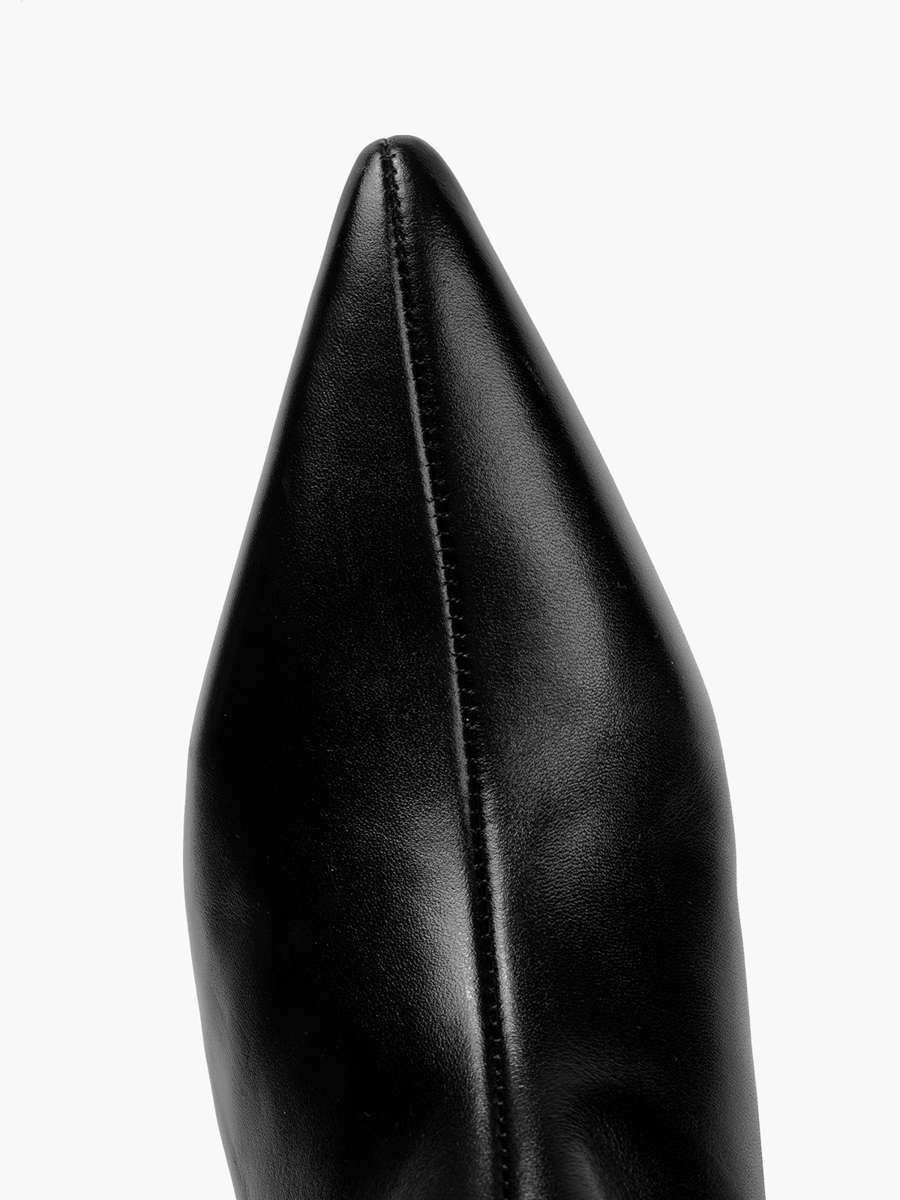 Ekskluzywne studio fotograficzne w Warszawie oferuje packshot premium – najwyższy standard fotografii produktowej dla wymagających marek modowych. Tworzymy luksusowe packshoty odzieży oraz packshoty ubrań, które budują prestiż marki w kanale e-commerce, lookbookach i kampaniach reklamowych. Specjalizujemy się w zaawansowanych technikach prezentacji ubrań z segmentu high-end: • Premium Packshot Ghost (zdjęcia na duchu): Perfekcyjnie symetryczne zdjęcia na niewidocznym manekinie 3D. Idealnie eksponują luksusowy krój, fason oraz strukturę szlachetnych tkanin. • Premium Flat Lay (zdjęcia na płasko): Artystyczna i precyzyjna fotografia odzieży układanej na płasko, dedykowana dla unikalnych kolekcji streetwear i premium casual. Nasze usługi packshot premium w Warszawie to gwarancja bezkompromisowej jakości: idealne odwzorowanie kolorów (Color Management), zaawansowany retusz high-end (prasowanie cyfrowe, usuwanie mikro-niedoskonałości), perfekcyjnie czyste tło oraz pełna powtarzalność ujęć. Dostarczamy zdjęcia ubrań, które natychmiast pozycjonują Twój produkt w segmencie premium.