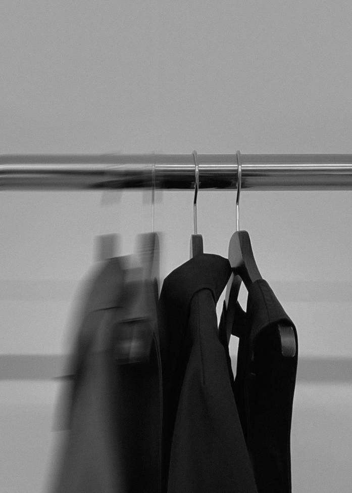 fotografia produktowa odzieży premium cennik warszawa Inwestycja w packshoty odzieży klasy premium to klucz do wyższej sprzedaży w Twoim butiku online. Oferujemy luksusowe packshoty ubrań w Warszawie, łączące zaawansowane techniki oświetleniowe z retuszem high-end (cyfrowe prasowanie, usuwanie mikro-niedoskonałości). Każda sesja produktowa realizowana jest w oparciu o rygorystyczny system zarządzania barwą (Color Management), co zapewnia pełną powtarzalność ujęć dla marek modowych z segmentu premium.